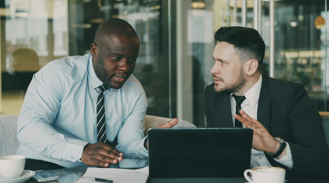 manager mentoring employee